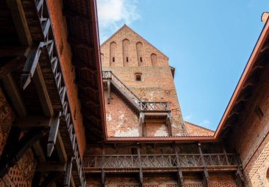 Trakai Adası Kalesi 'nin iç avlusunda. Alt kattan kuleye