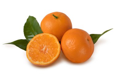 Beyaz arka planda yaprağı olan mandalina. Kırpma yolu dahil.