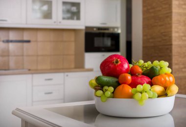 Masanın üzerinde taze meyve olan bir mutfak. Seçici odak.