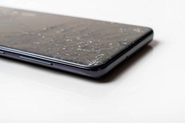 Bozuk ekranlı akıllı telefonun makro görüntüsü. Seçici odak.