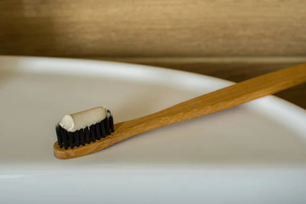Banyo Lavabosunda Diş Macunu Olan Bambu Diş Fırçasını Kapat Stok Fotoğraf