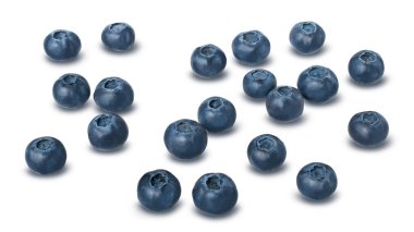 Kırpma yolu olan beyaz bir arkaplanda yaban mersini grubu.