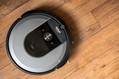 Vilnius, Litvanya - Mayıs 05 2021: iRobot Roomba i7 robot elektrik süpürgesi ahşap bir zeminde, illüstrasyon editoryal.