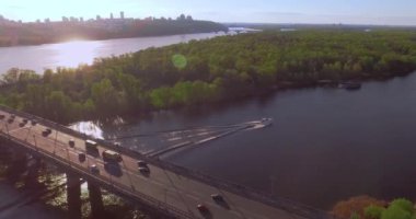 Köprüsü'nde Kiev'de Dinyeper Nehri ve araç trafiğindeki Motorlu tekne