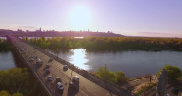 Tráfico de coches en el puente de Paton en Kiev, Ucrania — Vídeos de Stock