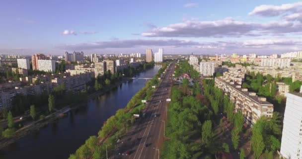 Вид с воздуха на водный канал в Киеве, Украина — стоковое видео