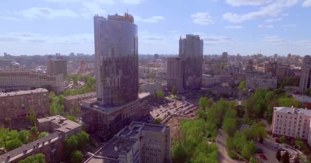 Vista aérea. Edificio comercial con fachada acristalada. Kiev. Ucrania — Vídeo de stock