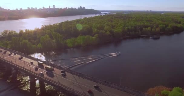 Köprüsü'nde Kiev'de Dinyeper Nehri ve araç trafiğindeki Motorlu tekne — Stok video