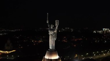 Anıtta lazer gösterisi. Anavatan Anıtı. Kyiv. Ukrayna.