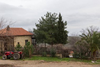 Türkiye 'deki antik Yunan köyü. Ege Denizi kıyısının dağlardaki konumu