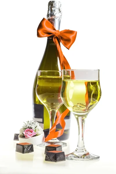 Шампанское на день свадьбы и кольца — стоковое фото