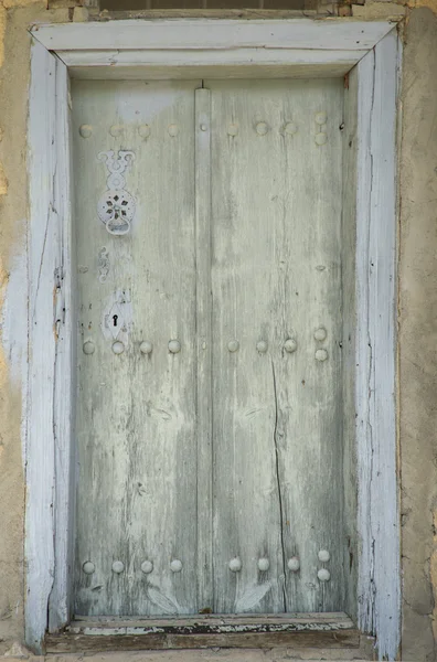 Ancient door in the village of Kemal. Symbolic handles on the doors. — Stock Photo, Image