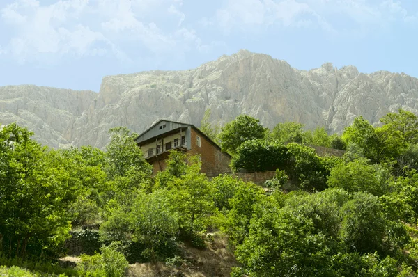 Casa sulla collina — Foto Stock