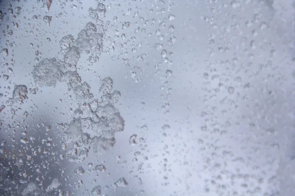 Texture de chute de neige sur une fenêtre en verre . — Photo