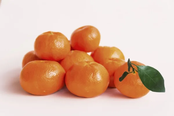 Tangerine på en vit bakgrund — Stockfoto