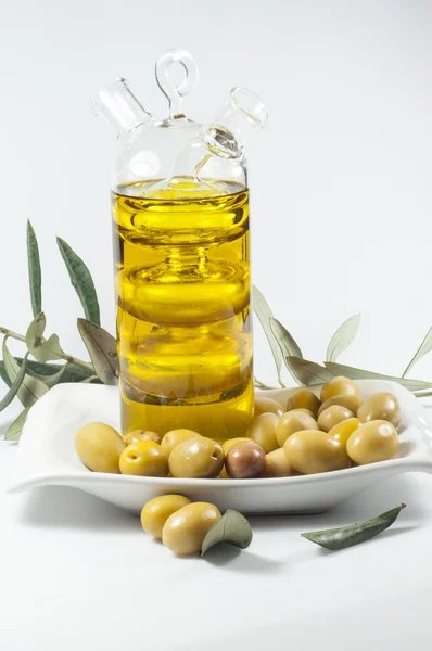 Aceite de oliva y aceitunas — Foto de Stock