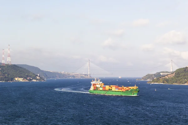 Kargo gemisi Boğazı hareket eder. — Stok fotoğraf