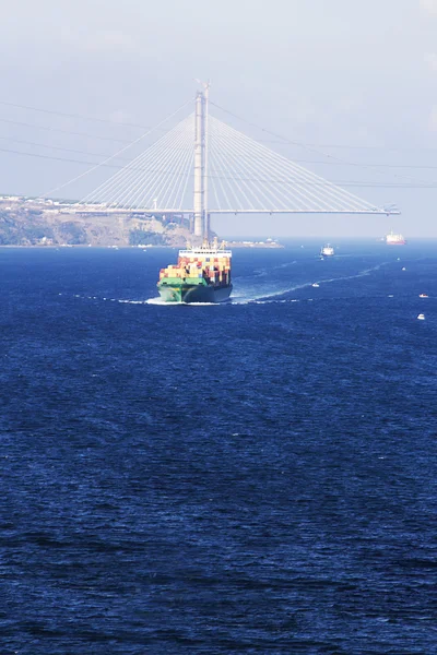 The cargo ship moves through the strait — Stock Photo, Image