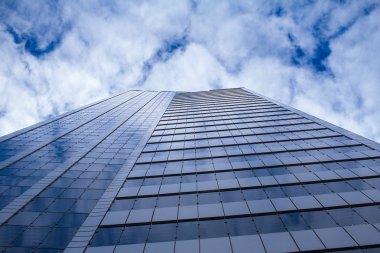 Gökdelen ve bulutlar gökyüzü