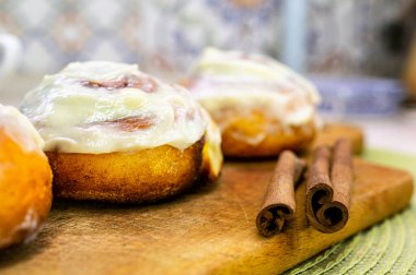 Kesme tahtasının üzerinde üç çörek var.