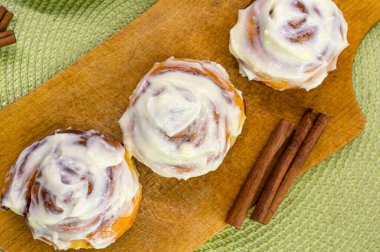 Kesme tahtasının üzerinde üç çörek var.