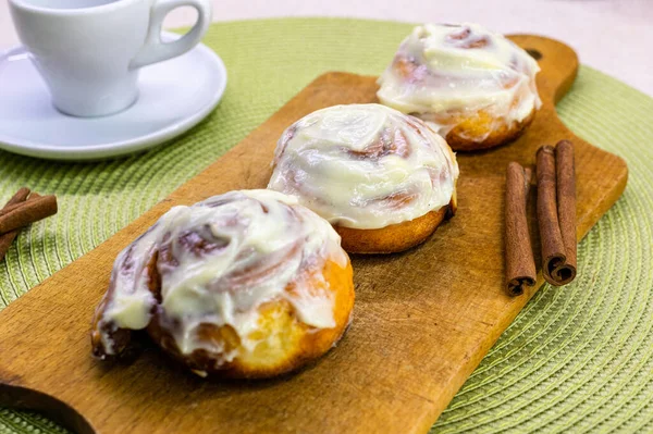 Kesme tahtasının üzerinde üç çörek var.