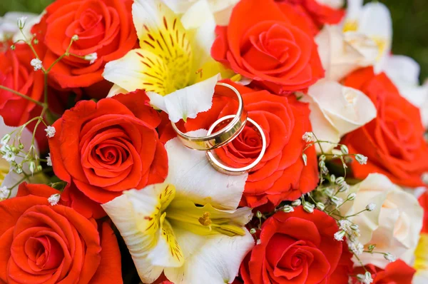 Rings on the wedding bouquet — Stock Photo, Image