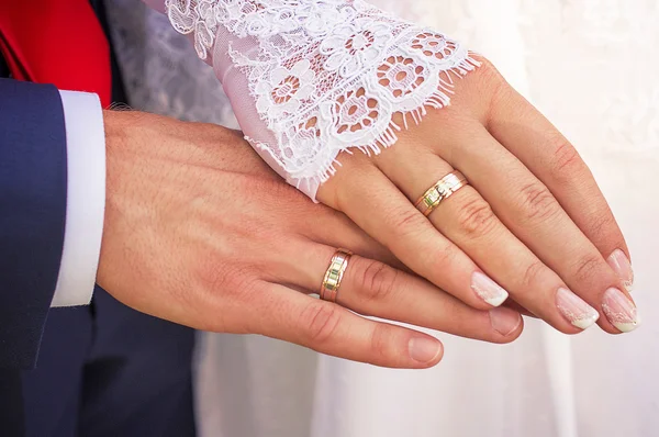 Paže nevěstu a ženicha s snubní prsteny — Stock fotografie