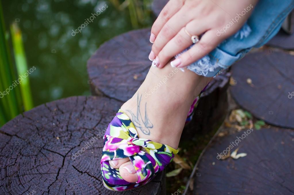 Jambe De Femme Avec Tatouage Hirondelle Photographie