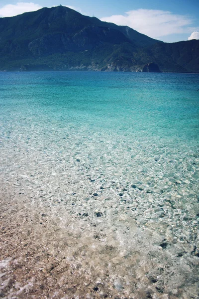 Beach. Lugnt hav och klar himmel. Kusten av Turkiet. — Stockfoto