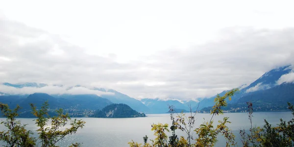 Caminando por el lago Como. Italia . —  Fotos de Stock