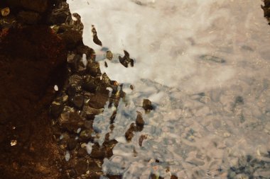 Çakıl su ile. Yüzeyinde Ripples.