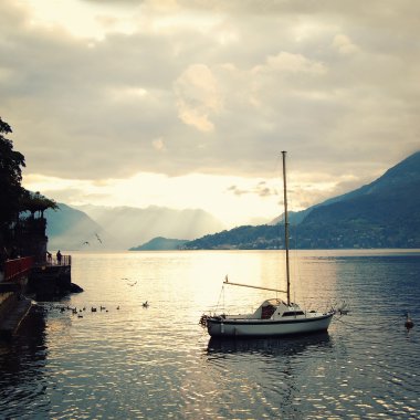 Lago di Como görünümünü gün batımında. Yaşlı fotoğraf.
