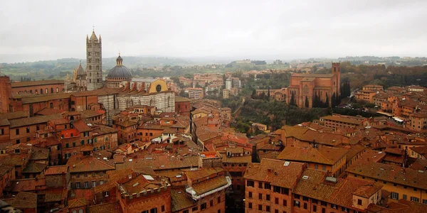 Střechy ze Sieny z bell věž Torre del Mangia. — Stock fotografie