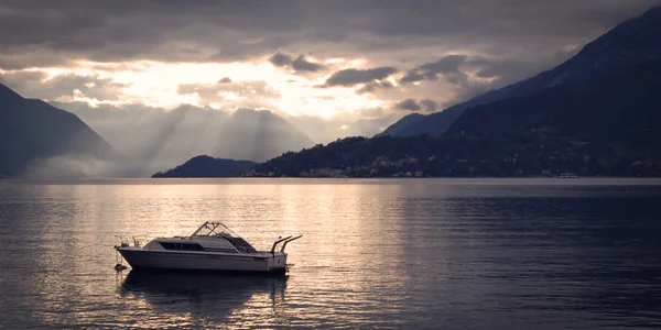 Barca sul Lago di Como al tramonto. Rivestimenti d'argento . — Foto Stock