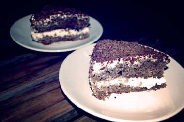 Çikolata parçaları arasında adını koy - vintage doğurur ile krema kek