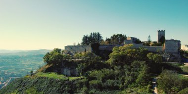 Lombardy kale - vintage etkisi kalıntıları. Kule ve fortificati