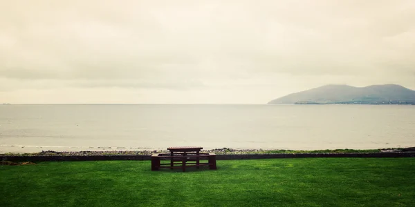 Bancs de table de pique-nique et paysage marin à Waterville, comté de Kerry  - — Photo
