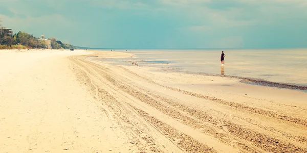 Пустой Юрмальский пляж с фигурой одинокой девушки - ретро фильтр . — стоковое фото