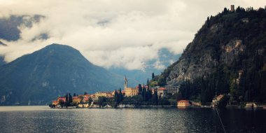 Panoramik Varenna kasabası - vintage etkisi. Lake Como, İtalya.