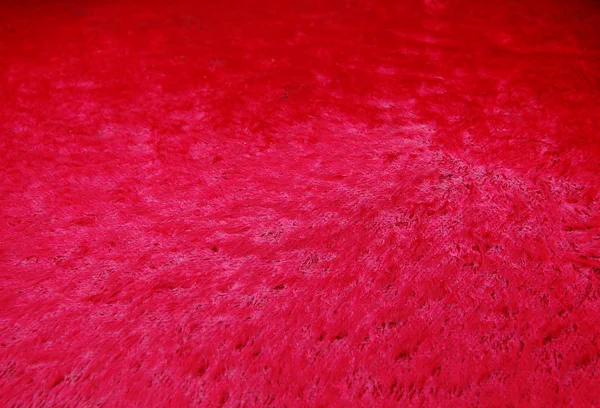 Texture moelleuse humide. Fond en velours rose. Housse pelucheuse synthétique rouge . — Photo
