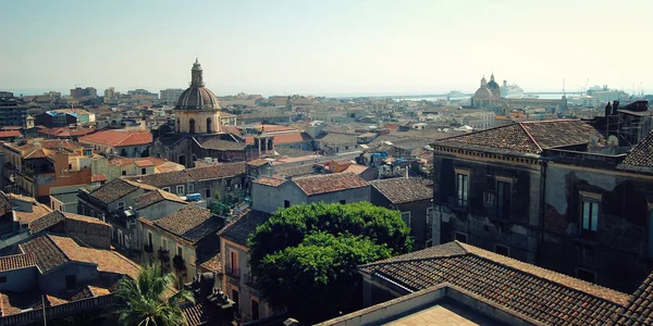 Vue de la ville de Catane depuis le toit - filtre rétro. Vieux bâtiments du centre de Catane, Italie . — Photo