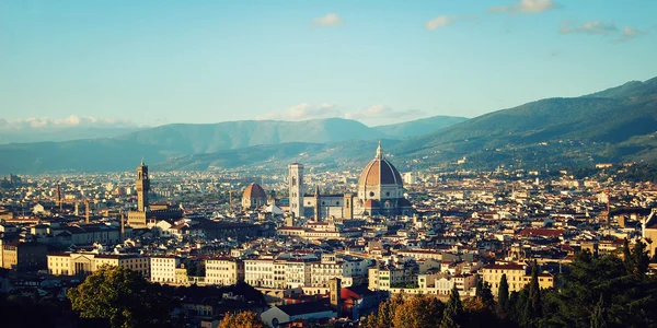 Винтажный эффект Флорентийского собора. Вид на город и Флоренция Дуомо . — стоковое фото