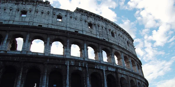 Koloseum v Římě na sunset - vintage styl. Starověké amphitheate v podsvícení. — Stock fotografie