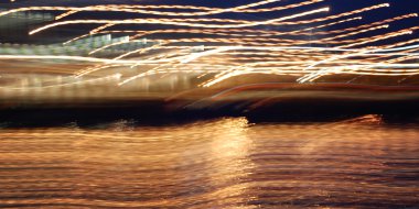 Işıklar karanlıkta hareket