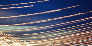 Işıklar karanlıkta hareket