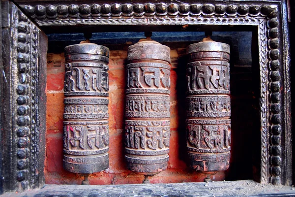 Metalltrommeln mit Mantras beschriftet — Stockfoto