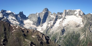Yüksek dağlar vintage etkisi. Distant doruklarına retro fotoğraf görünümü.