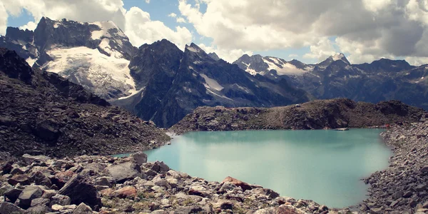Вид на далёкие вершины. Ярко-голубая вода в альпийском озере . — стоковое фото