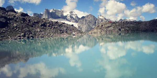 Dolomit jeziora w Uzunkol, Kaukaz. Jasne Błękitne jezioro alpejskie. — Zdjęcie stockowe